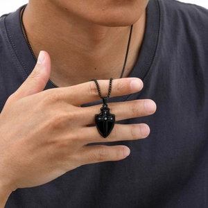 Collier avec pendentif bouclier noir pour homme serti de zircons sur mannequin