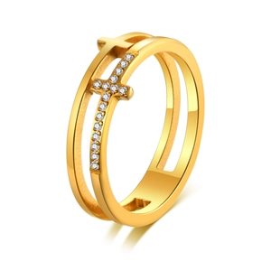 Bague double couche en acier inoxydable doré avec motif croix en zircon sur fond blanc