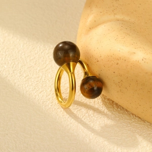 Dettaglio macro dell'anello aperto placcato oro 18K con pietre occhio di tigre