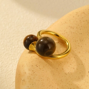 Dettaglio macro dell'anello aperto placcato oro 18K con pietre occhio di tigre naturali