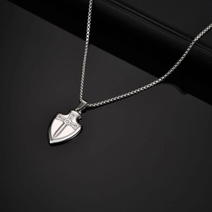 Vue macro du pendentif bouclier d'épée avec oxydes de zirconium et chaîne à maillons carrés
