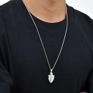 Collier avec pendentif bouclier en acier inoxydable pour hommes avec croix en zircon