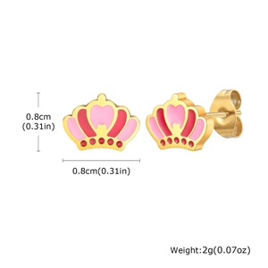 Détail des boucles d'oreilles couronne rose avec dimensions 0,8cm et fermoir papillon