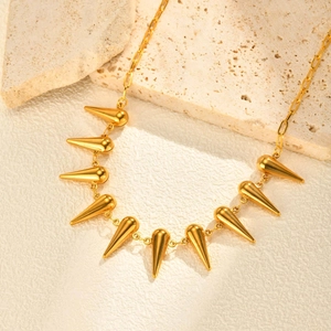 Collier en acier inoxydable doré avec breloques de rivets coniques et chaîne fine