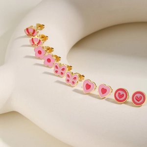 Détail du lot de 6 paires de boucles d'oreilles dorées avec fleurs, cœurs et couronnes
