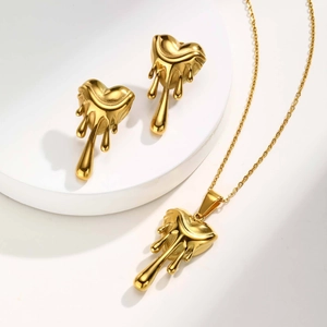 Parure bijoux cœur fondu doré comprenant boucles d'oreilles et collier pendentif