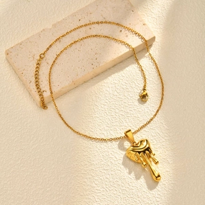 Détail du pendentif cœur doré à effet fondu avec fermoir mousqueton et chaîne fine