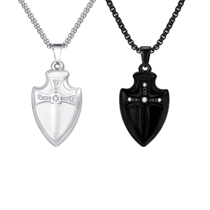 Collier pour homme en acier inoxydable avec pendentif croix bouclier en argent et noir