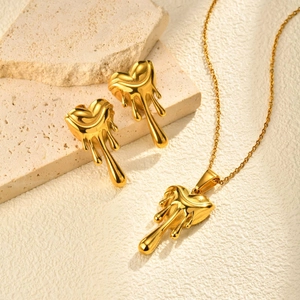 Détails de l'ensemble bijoux cœur liquide doré avec boucles d'oreilles et collier