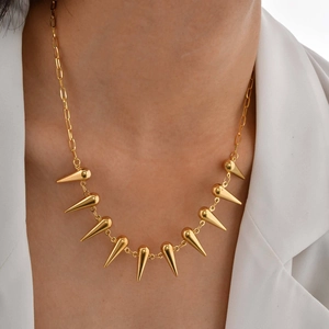Collier Pendentif à Rivets à Pointes en Or en Acier Inoxydable pour Femmes Chaîne Trombone Punk Bijoux de Mode