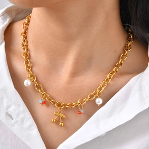 Collier à grosse chaîne dorée avec pendentif cerise, perles et billes colorées sur modèle