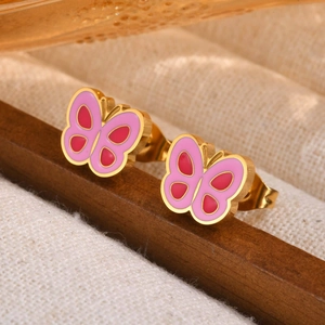 Vue détaillée des boucles d'oreilles papillon en émail rose et rouge plaqué or