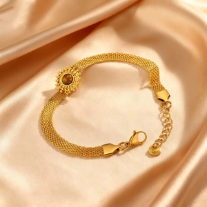 Bracelet doré à mailles avec pierre œil de tigre soleil sur tissu en soie champagne