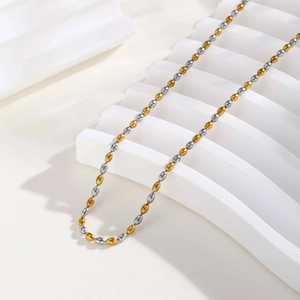 Detail van minimalistische goud- en zilverkleurige ovale kralenketting op display