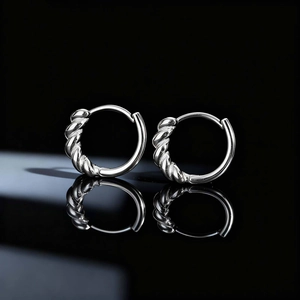 Vue détaillée des boucles d'oreilles créoles torsadées argentées pour hommes avec poli miroir