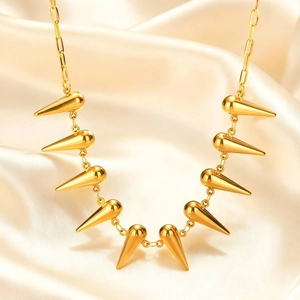 Collier en acier inoxydable doré avec pendentifs à rivets coniques et chaîne trombone