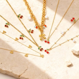 Collier cerise en acier inoxydable de luxe avec zircon et perles sur pierre blanche