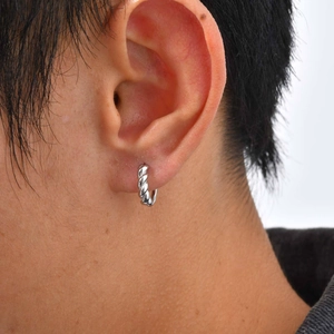 Vue détaillée de la texture de corde torsadée en acier inoxydable sur l'oreille