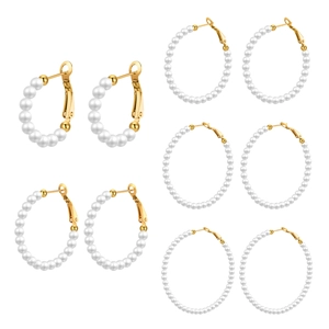 Cinco pares de pendientes de aro dorados con perlas blancas de varios tamaños para mujer