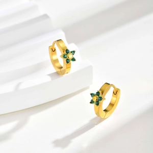 Dettaglio degli orecchini a cerchio dorati a fiore con petali in zircone verde su base