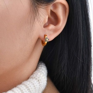 Orecchini a cerchio dorati con piccoli fiori in zircone blu per uno stile donna minimalista