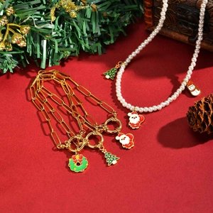 Détail du collier de perles de Noël avec pendentifs Père Noël et bonhomme de neige