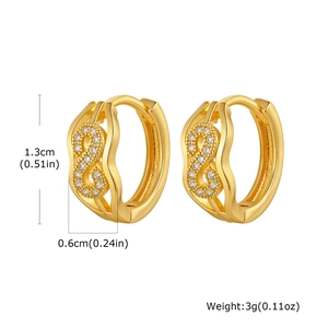 Vue détaillée des boucles d'oreilles infini plaquées or avec micro-pavé de zircons
