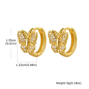 Détail de boucles d'oreilles créoles papillon dorées mesurant 1,55 cm sur 1,22 cm