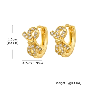 Vue détaillée des boucles d'oreilles nœud doré avec zircons et spécifications de taille