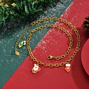 Detail der K18-Punze auf der goldenen Weihnachtskette mit festlichen Emaille-Anhängern