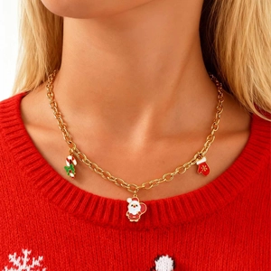 Detail der goldenen Weihnachtskette mit Weihnachtsmann, Zuckerstange und Handschuh