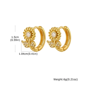Vue détaillée de boucles d'oreilles tournesol plaquées or avec zircons et dimensions exactes