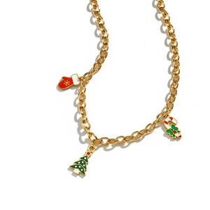Detailaufnahme der goldenen Weihnachtskette mit bunten Emaille-Anhängern und Baum