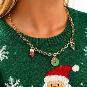 Detail der goldenen Weihnachtskette mit Emaille-Anhängern: Handschuh, Kranz und Zuckerstange