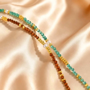 Collana boho in acciaio inossidabile con perline verdi, ambra e perle finte su raso