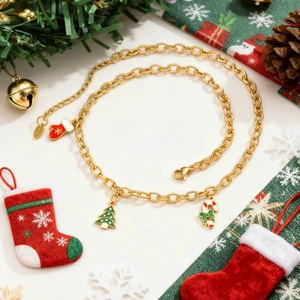 Detail der Weihnachtskette mit Emaille-Anhängern wie Baum und Handschuh auf festlichem Hintergrund