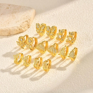 Ensemble de sept créoles dorées avec breloques papillon ours et tournesol en zircons brillants