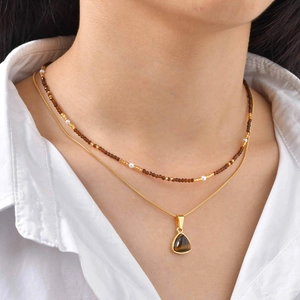 Collana bohémien a strati in acciaio inossidabile con perle marroni e ciondoli
