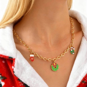 Detail der goldenen Weihnachtskette mit Emaille-Anhängern wie Handschuh, Kranz und Zuckerstange