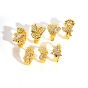 Vue détaillée de parure 7 boucles d'oreilles dorées avec ours, papillon et tournesol