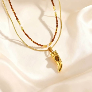 Collana a doppio strato dorata con ciondolo a corno e perline marroni su seta