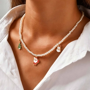 Détail du collier de perles de Noël avec pendentifs Père Noël, sapin et bonhomme de neige