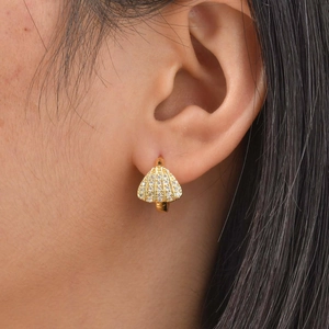 Vue portée de boucles d'oreilles coquillage dorées avec zircons micro-paves