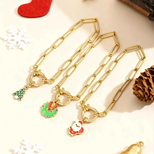 Colliers dorés avec pendentifs de Père Noël, sapin et couronne de Noël festifs