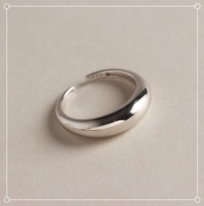 Makroaufnahme eines minimalistischen S925 Silberrings mit polierter Spiegeloberfläche