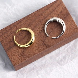 Minimalistische offene Ringe aus 925er Sterlingsilber in Gold und Silber auf Holzständer