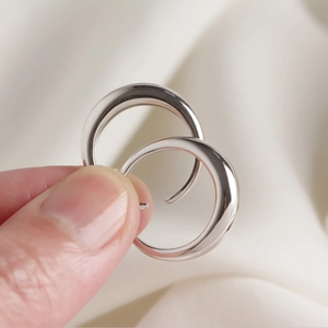 Minimalistische Creolen aus 925er Sterlingsilber mit hochglanzpolierter Spiegeloberfläche