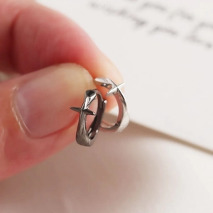 Boucles d'oreilles minimalistes en argent S925 avec étoile croisée polie
