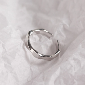 Minimalist S925 sterling silver twisted open ring with polished wavy metallic texture