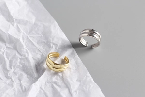 Dettaglio di anelli doppi minimalisti in argento S925 in finiture oro e argento